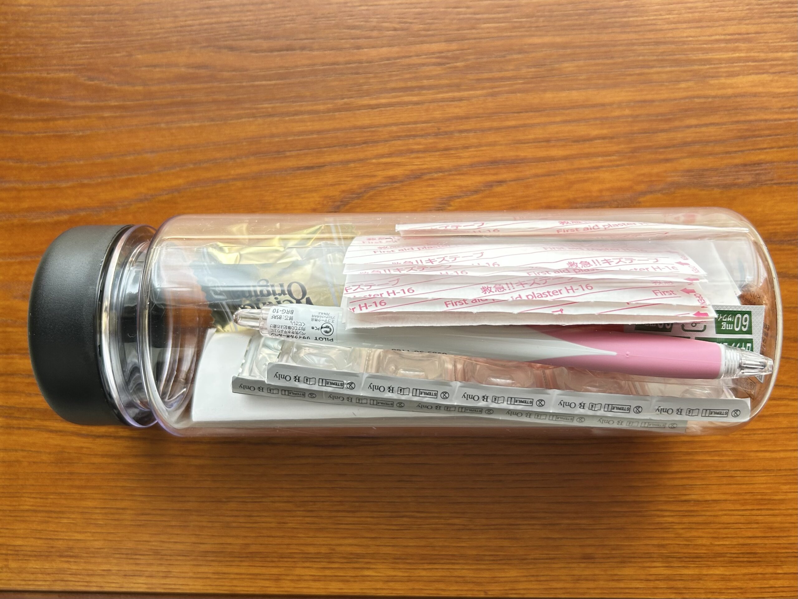透明な500mlの水筒に常備薬や絆創膏をまとめて入れたところ
