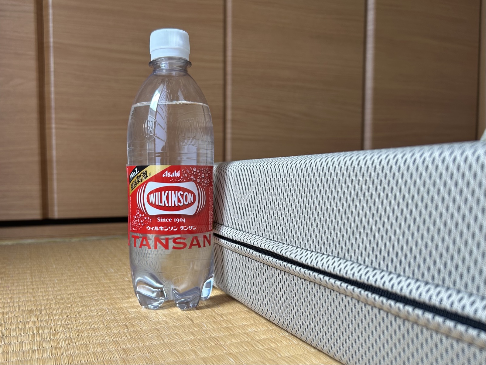 500mlペットボトルと並べた折りたたみマットレスの厚み比較